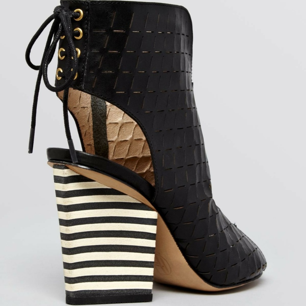 ~House of Harlow black heels ~ - Picture 4 of 5
